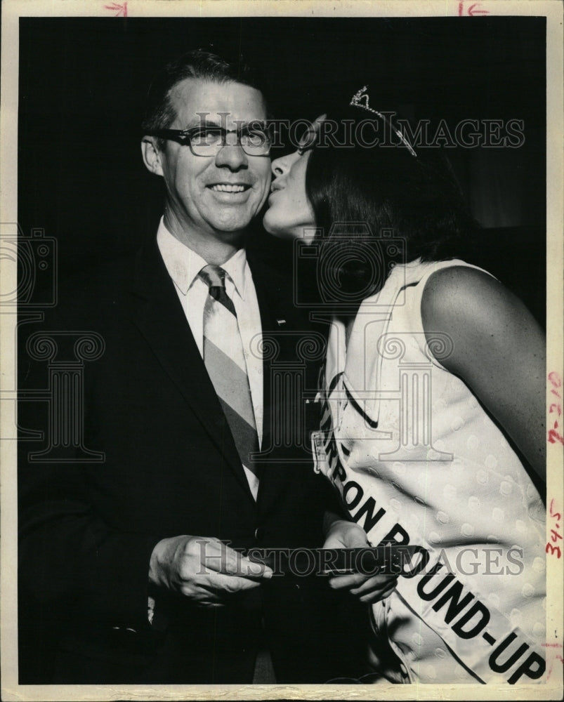 1969 Press Photo Becky Freeman Tarpon Roundup Queen Kissed Roland Kennedy - Historic Images