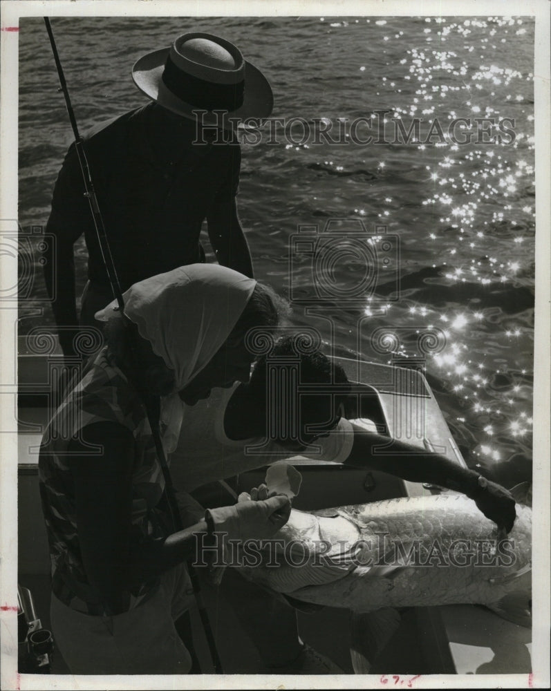 1966 Press Photo Captain Joe Saladino &amp; 100 Pound Tarpon - RSM10043 - Historic Images