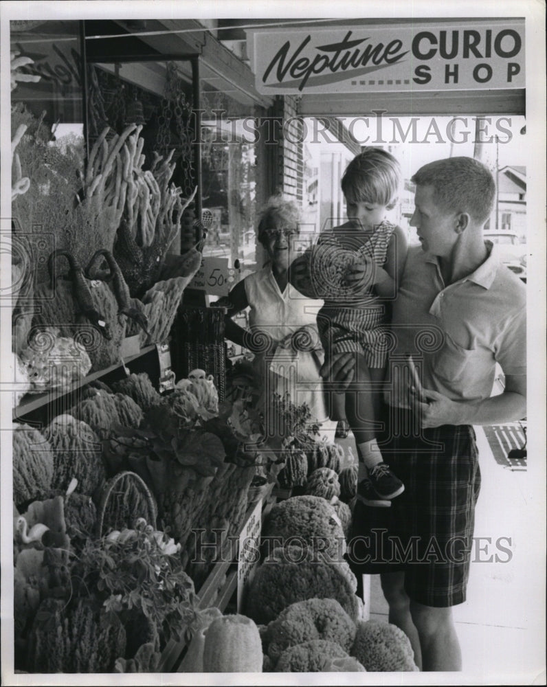 Press Photo Tarpon Springs Gift Shop - Historic Images