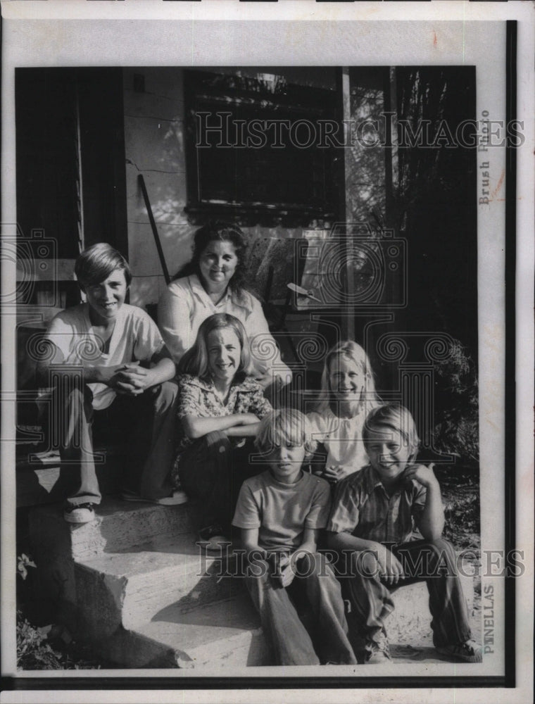 1974 Press Photo Shirley Outlaw &amp; Five Children Live in 1 Room Motel Room - Historic Images