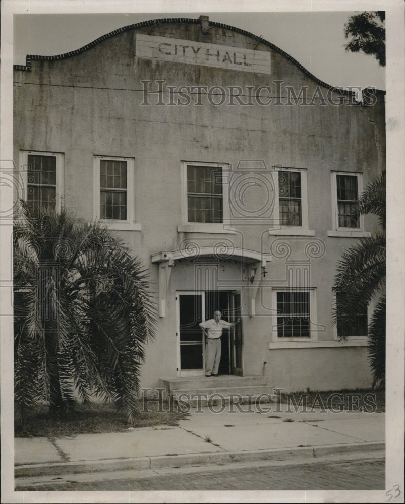 1949 Press Photo Taveres Courhouse Sherriff McCall reasoned with the mob City - Historic Images