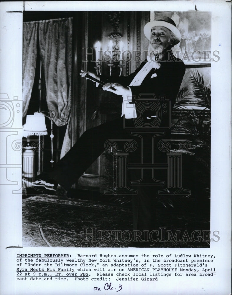 1985 Press Photo Barnard Hughes Under the Biltmore Clock - RSM10151 - Historic Images