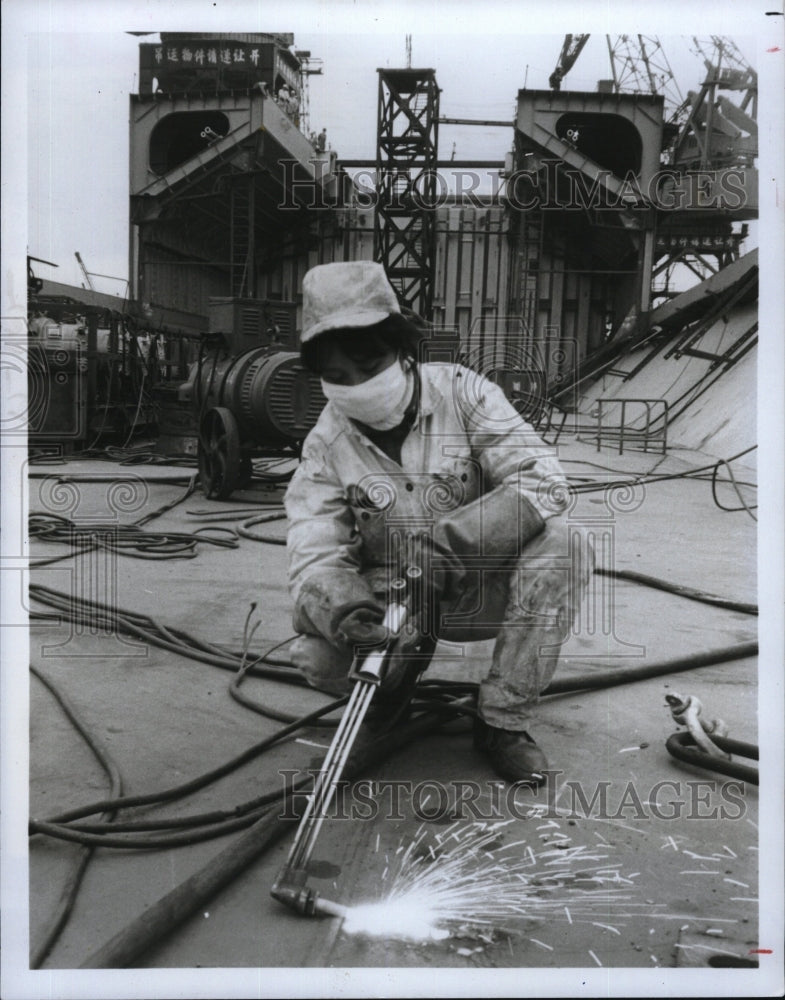 1985 Press Photo The Heart of The Dragon Young Chinese Woman Welder - Historic Images