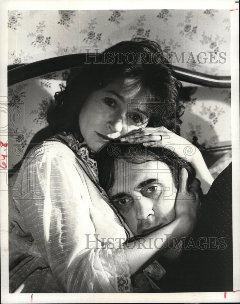 1985 Press Photo Cherie Lunghi, Jonathan Pryce &quot;Mystery!&quot; - RSM10187 - Historic Images