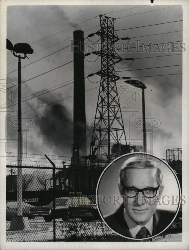 1970 Press Photo Frank McGee News correspondent White Paper Pollution - Historic Images