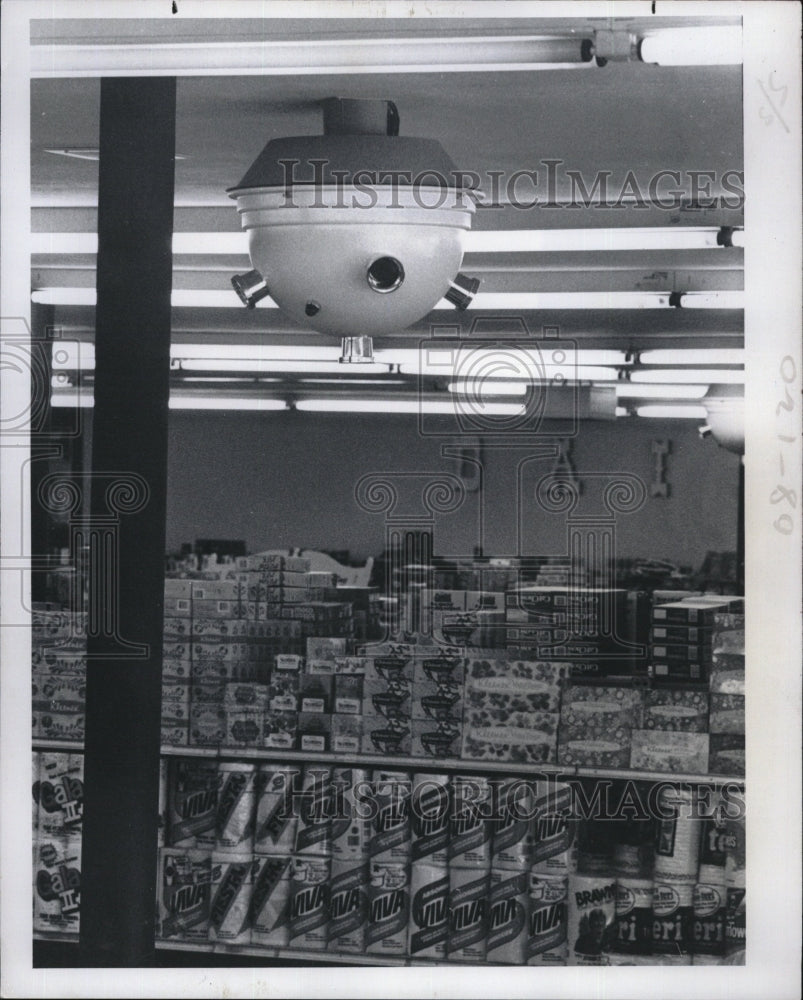 1977 Press Photo CCTV cameras stands guards at merchandise at Sun Market - Historic Images