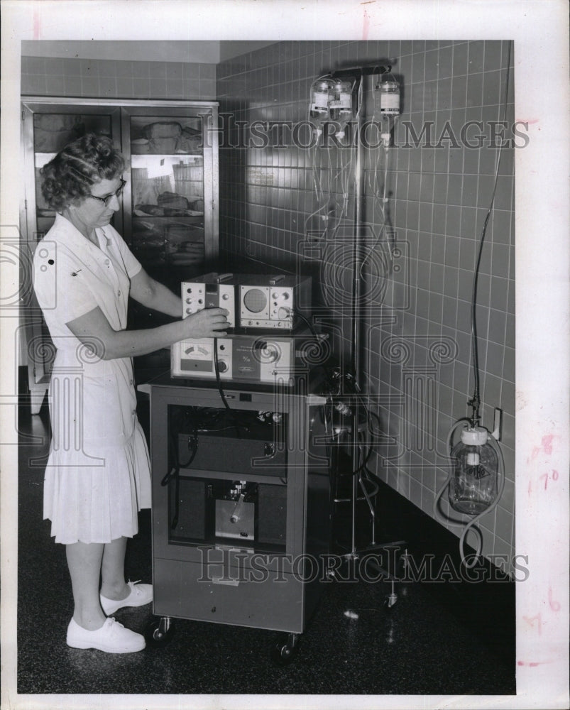 1966 Press Photo Julie Rasch with cardiac monitor - Historic Images