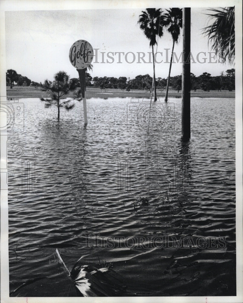 1975 Press Photo Amount of rain fall at Tarpon Springs Golf Club - Historic Images