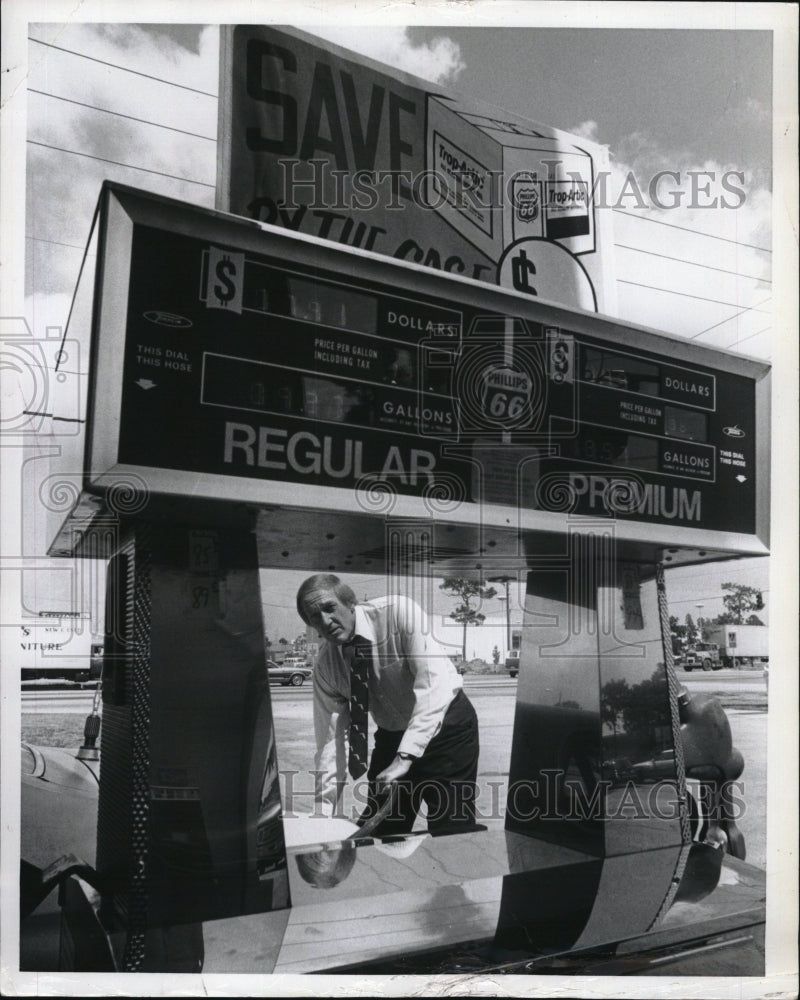 1979 Sen. Richard Kelly pumping gas-Historic Images