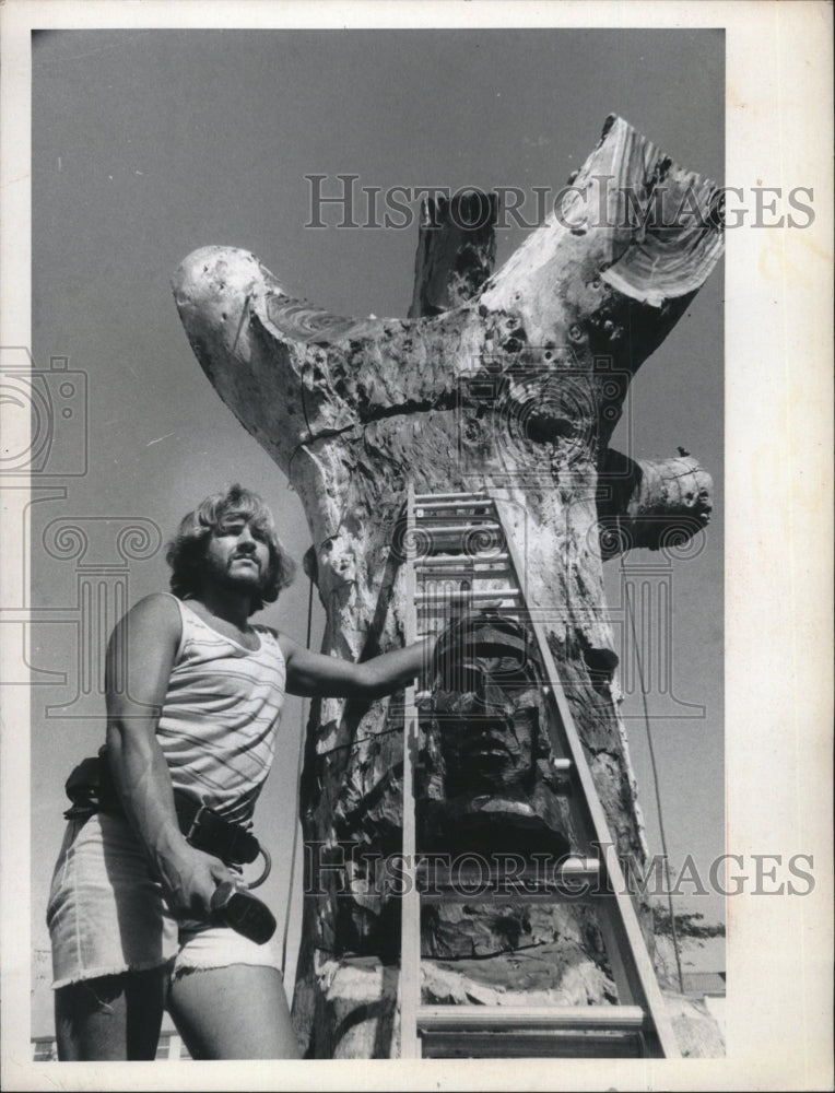 1974 Press Photo Peter Toth Becky Saweck Tree Holiday Inn Sculptor - RSM10423 - Historic Images