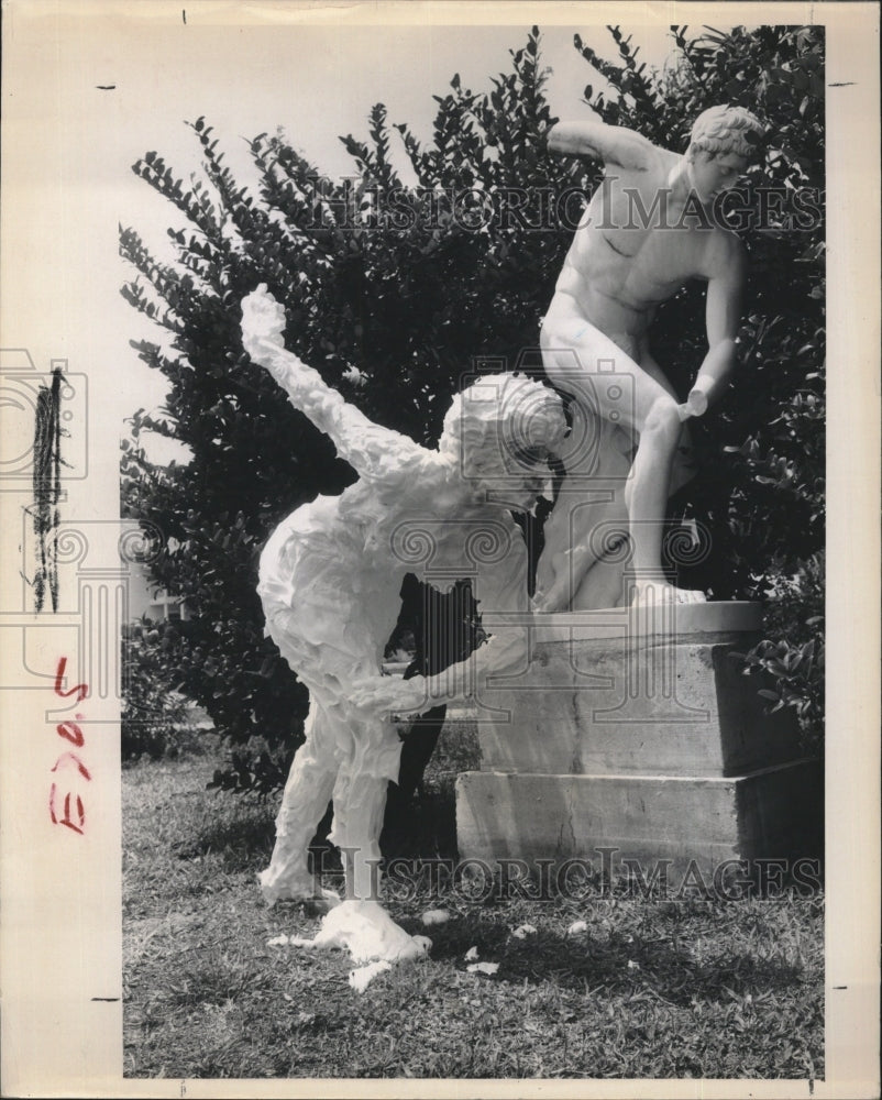 1964 Press Photo A pretty girl, some imagination and shaving lather and, presto! - Historic Images