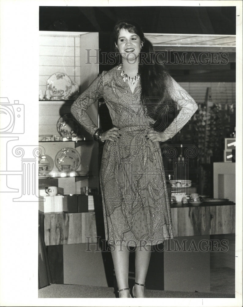 1981 Press Photo Wrap-around dress is easier to put on - Historic Images