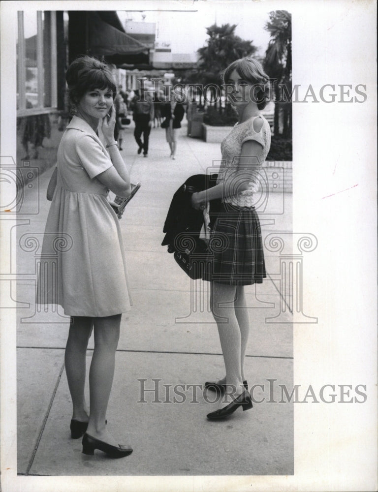 1970 Press Photo Joyce and Arlene Malloy Modeling New Dress/Skirt Lengths - Historic Images