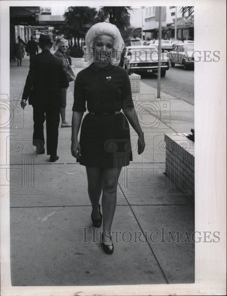 1970 Press Photo Suncoast Woman Models New Dress Style - Historic Images