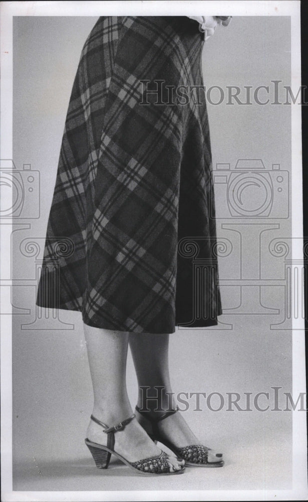 1981 Press Photo Lady Models Skirt Lengths - RSM10485 - Historic Images