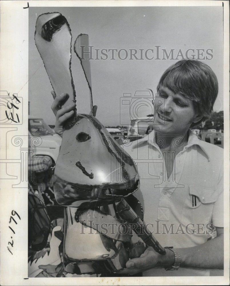 1978 Press Photo Ross M. Dickson tinkers with unredeemable bent and torn metal - Historic Images