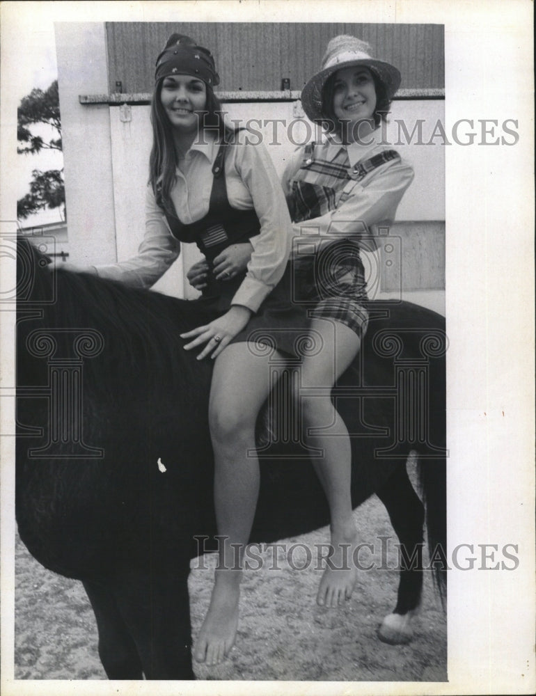 1971 Press Photo Sandy Leland, Karen Nelson combining horse play with fashion - Historic Images