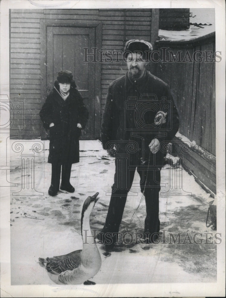 1961 Press Photo Russian&#39;s Goose are traded on weekly pet market in Moscow - Historic Images