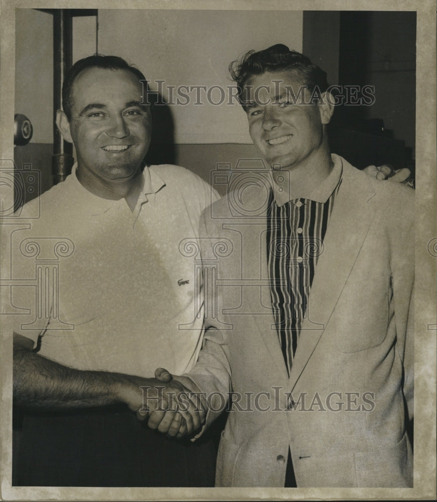 1958 Press Photo Golfer Douglas Sanders congratulated by Dough Ford. - RSM10601 - Historic Images