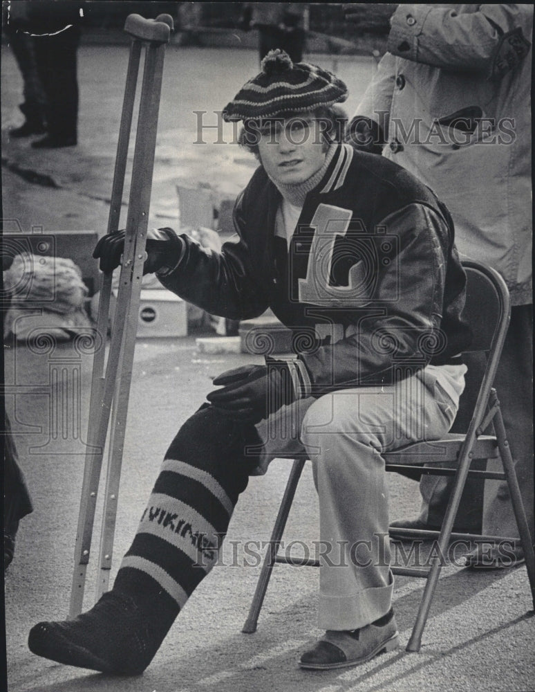 1972 Press Photo Football Player Mike Reed covered his cast with stockings. - Historic Images