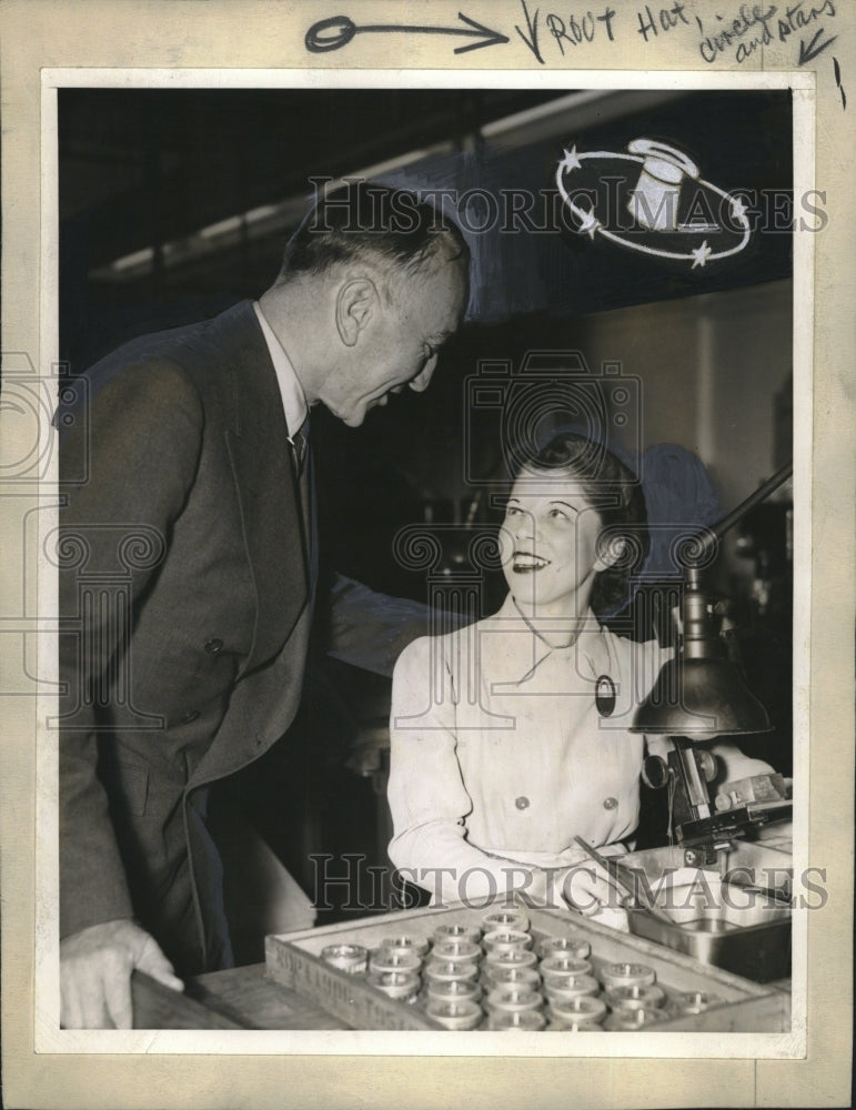 1943 Press Photo Capt.Eddie Rickenbacker meets Catherine Huie of Ternstedt. - Historic Images