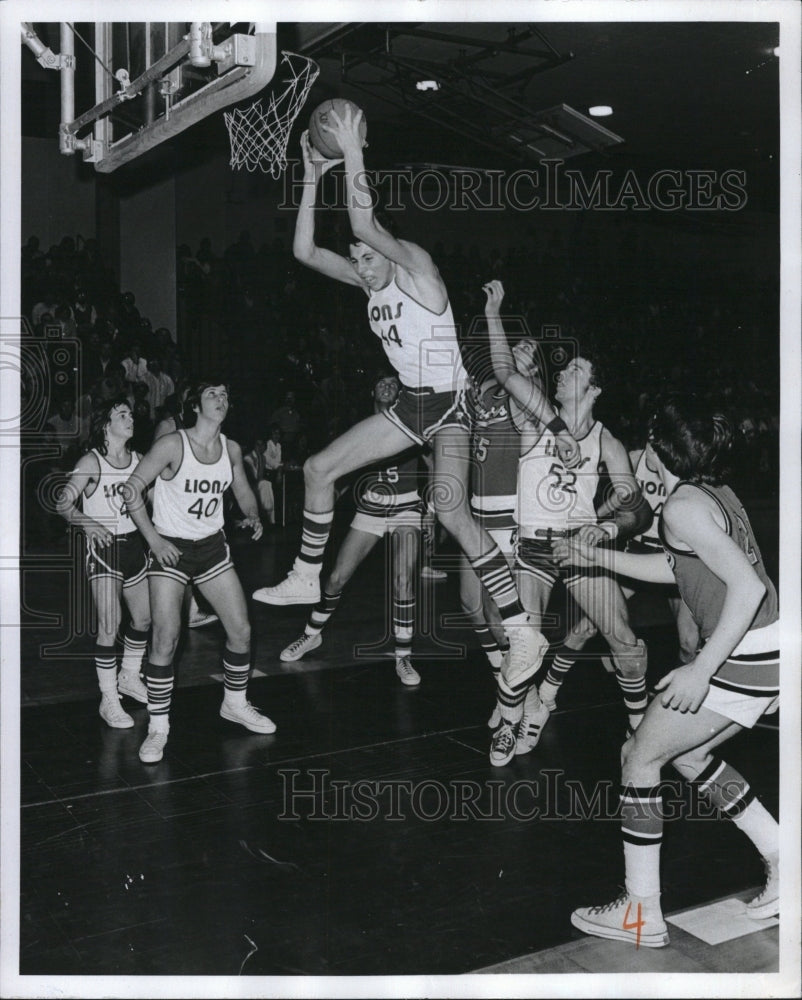 1974 Press Photo Jim Graziano soaring for a rebound during Lions vs Syosset game - Historic Images