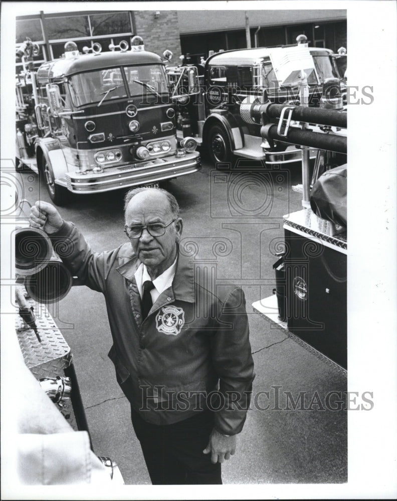 1983 Press Photo Joseph Miller retiring fire chief of Grosse Ille Michigan - Historic Images