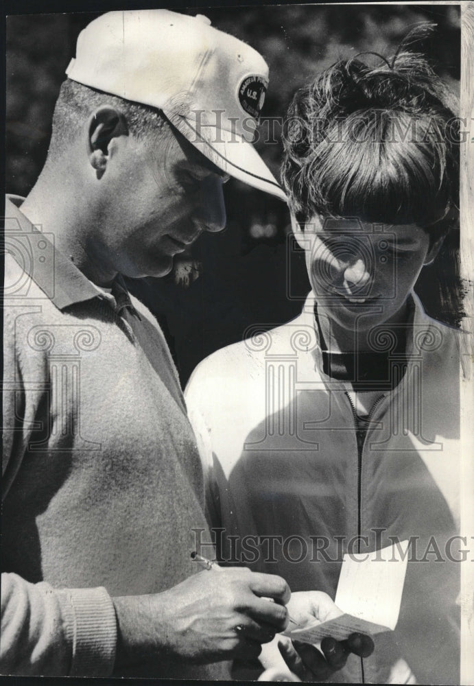 1966 Press Photo Golfer Wayne Etherton with wife in Cook Country Amateur Golf. - Historic Images