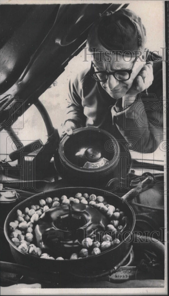 Press Photo Car owner cooking eggs with his carburetor - RSM10715 - Historic Images