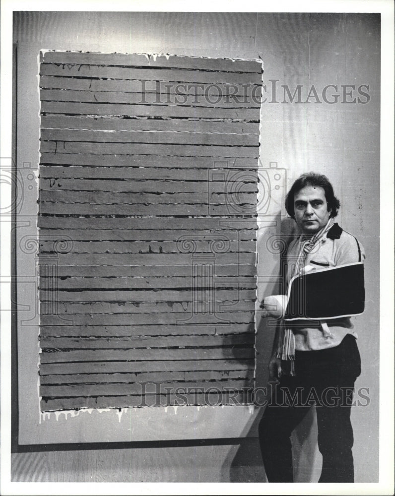 1980 Press Photo Artist Aris Koutroulis and his art work at Gallery Renaissance - Historic Images