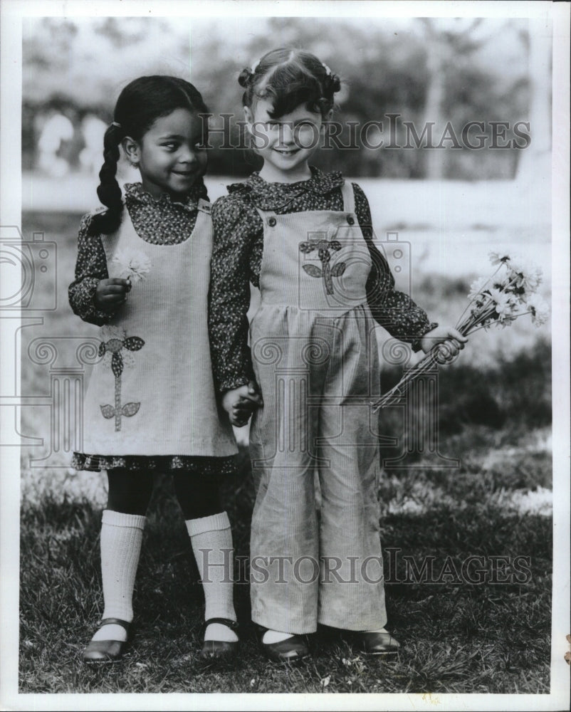 1979 Press Photo Children Fashioned Dress by Calico N&#39; Corduroy Playmates. - Historic Images