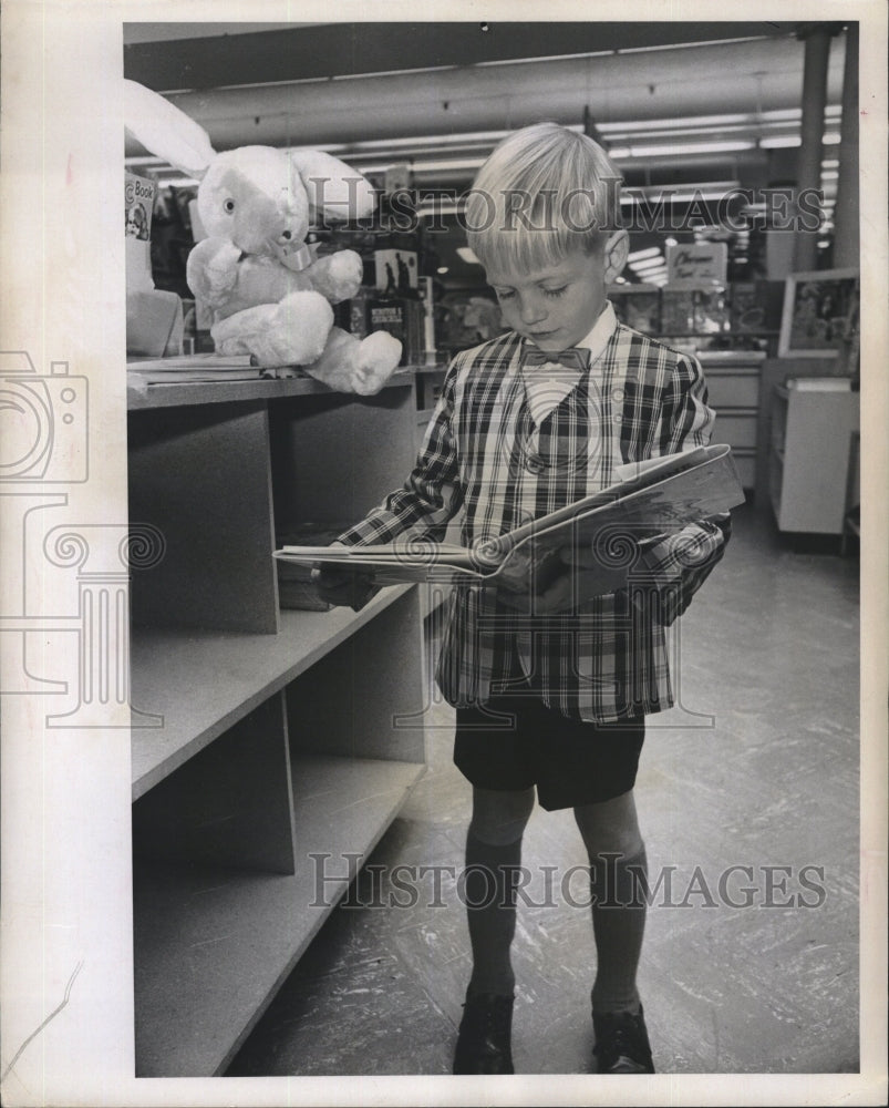 1967 Press Photo Tommy Allen&#39;s checked Eton sport coat, pants, socks &amp; bow tie - Historic Images