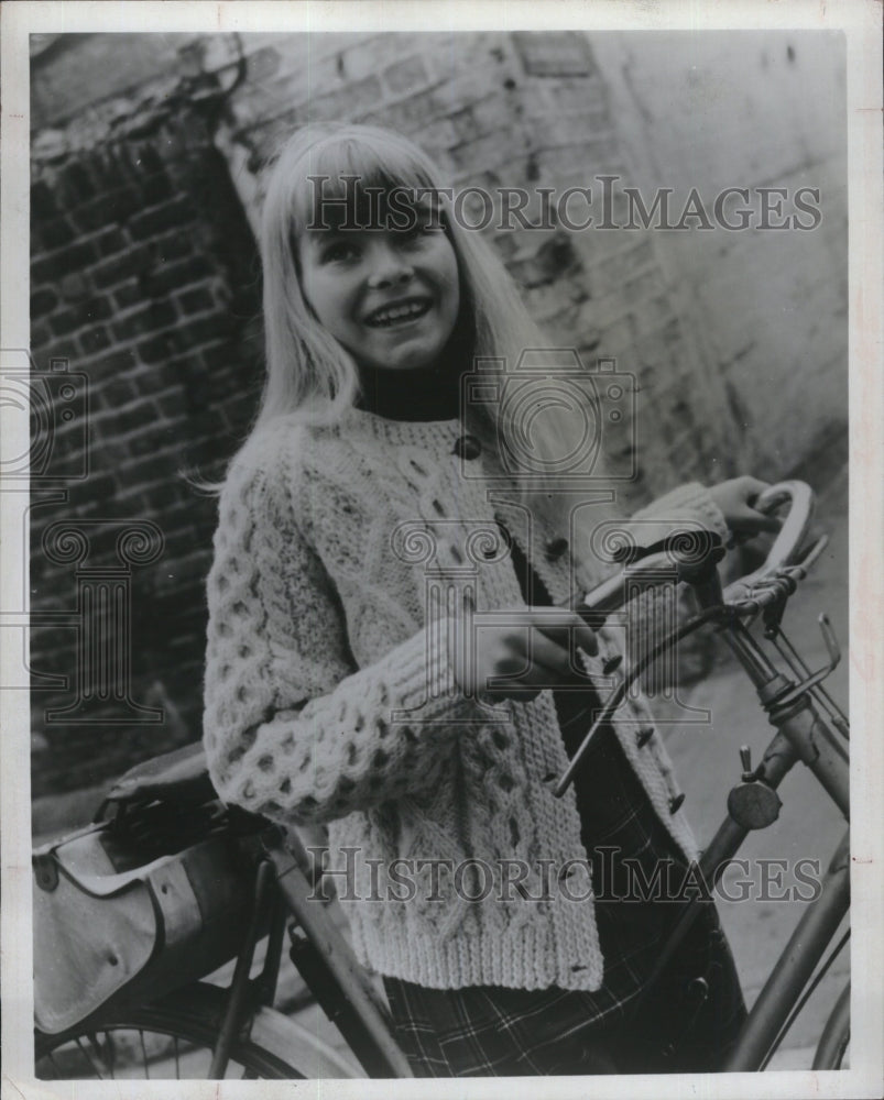 1968 Press Photo Combination of patterns forms a sweater of Irish design - Historic Images