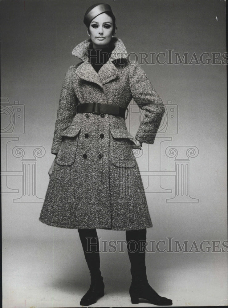 1967 Press Photo Midi coat, double-breasted, belted above waistline - RSM10817 - Historic Images