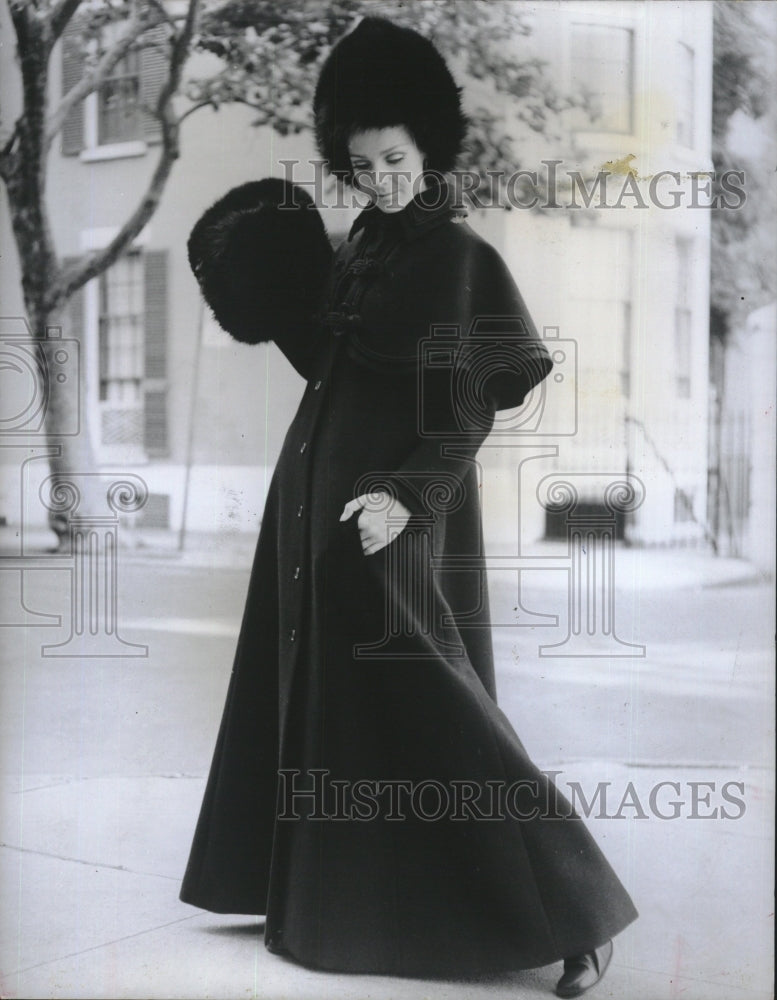 1969 Press Photo Ginala re-creates the &quot;woolmark&quot; Regency coat - RSM10819 - Historic Images