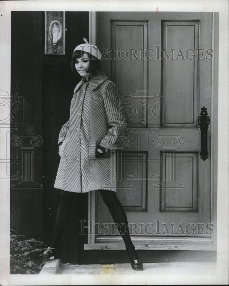 1968 Press Photo Coat line of shirt coat by Jaxon accentuated by corduroy - Historic Images