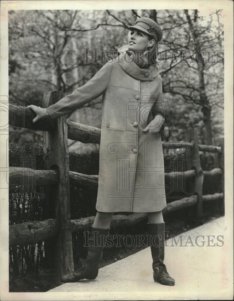 1971 Press Photo Suede coats come in a variety of styles &amp; colors - RSM10825 - Historic Images