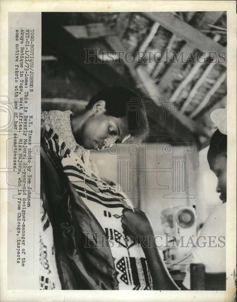 1973 Press Photo Beveryl Majora, designer of Akuya Boutique in Togo West Africa. - Historic Images