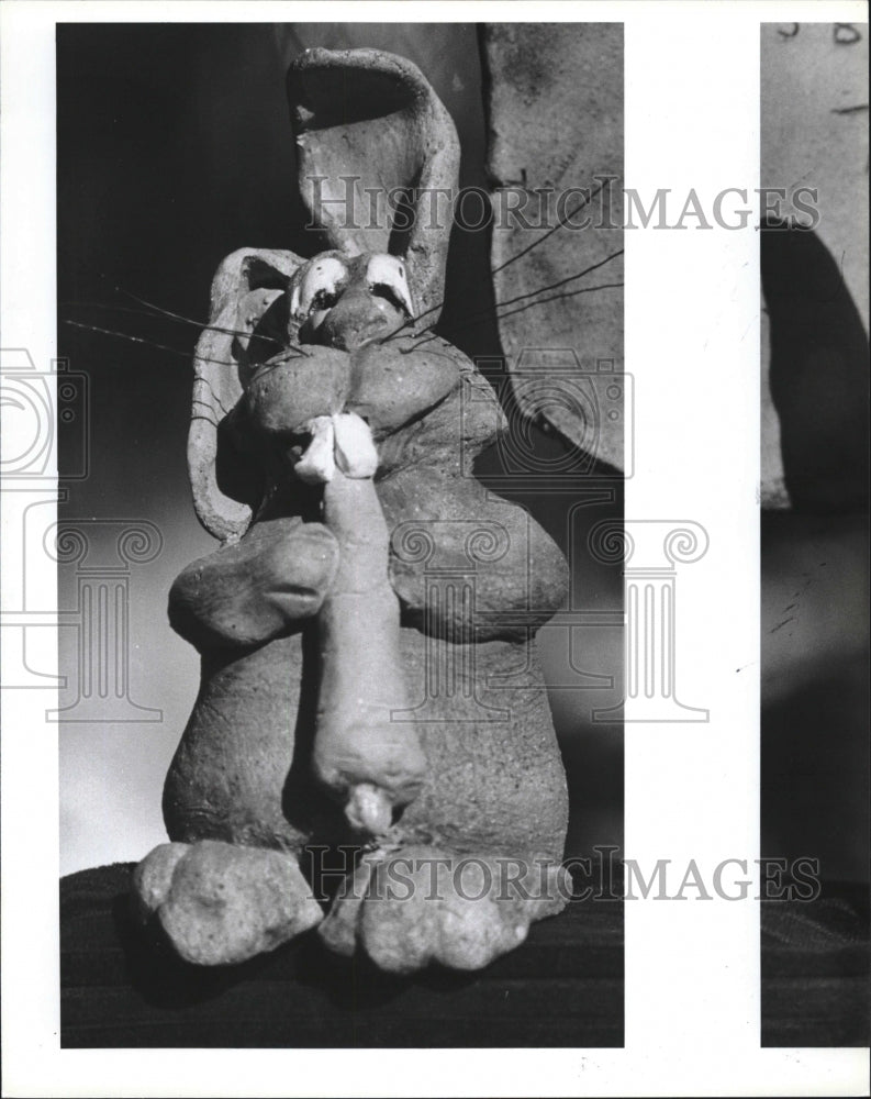 1984 Press Photo Gordy Tyler stoneware rabbits sculptures. - Historic Images