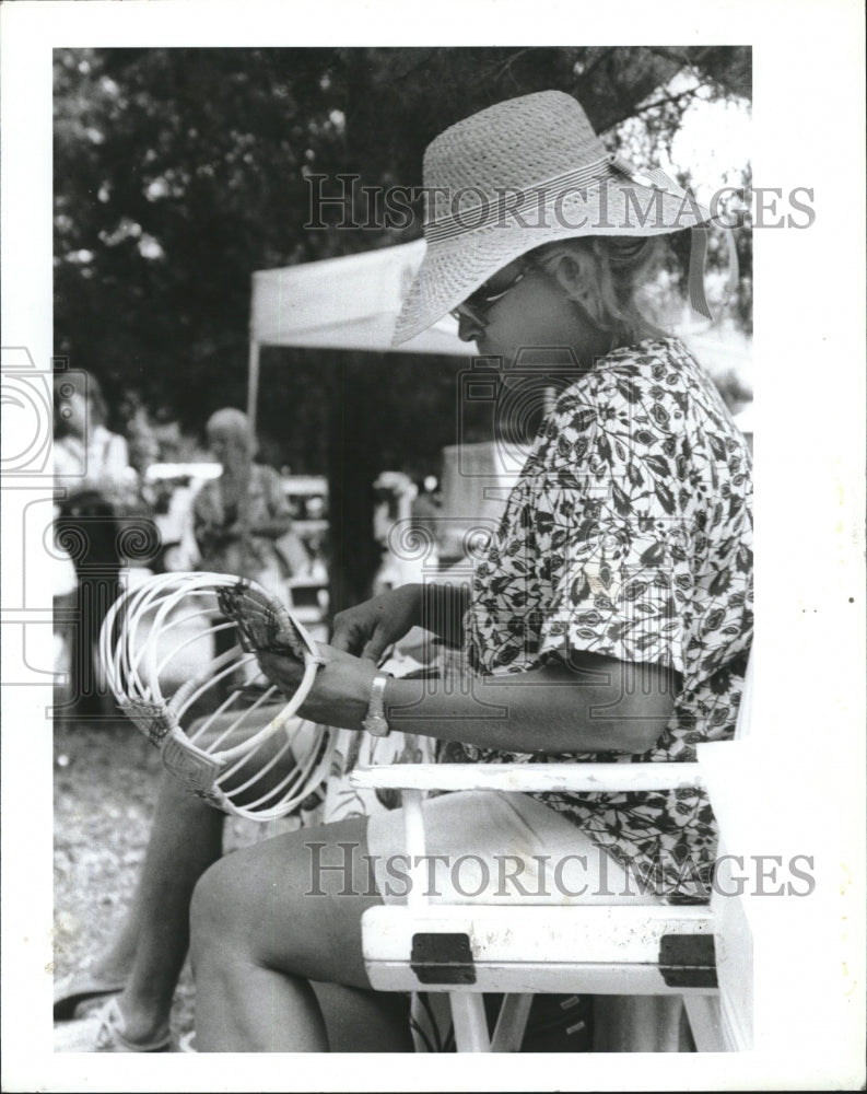 1987 Press Photo Jill Boles weaves a basket - RSM10867 - Historic Images