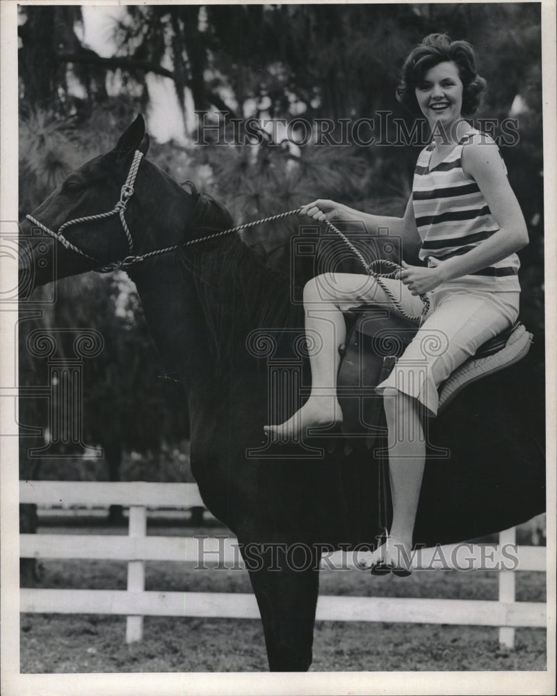 1966 Press Photo Yellow stretch pants are knee-length bell bottoms in sail cloth - Historic Images