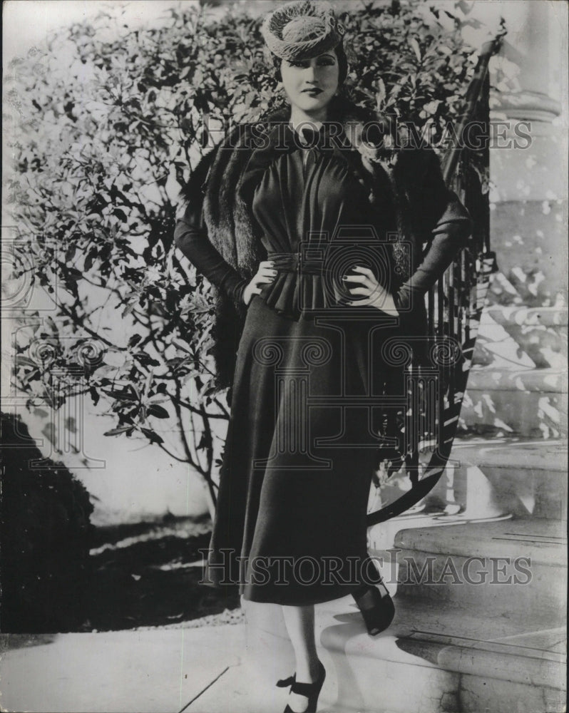 1966 Press Photo Betty Liddick Modeling a Mid-Calf Length Skirt with Nylons - Historic Images