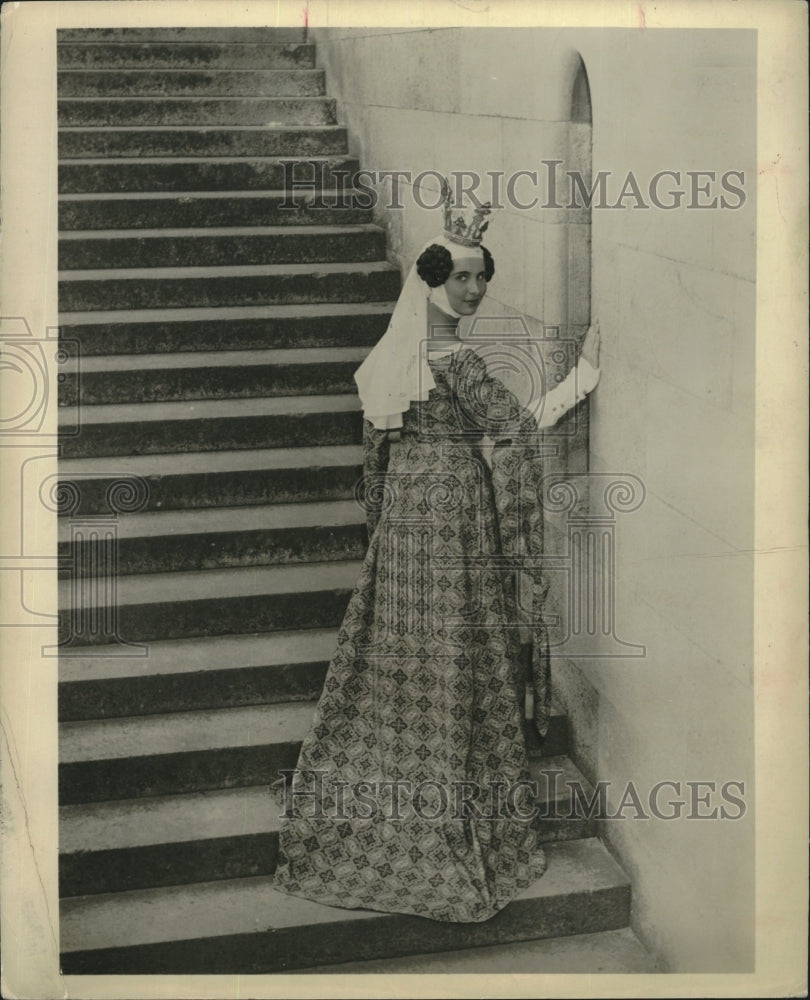 1961 Press Photo Spanish Dress in 300 B.C. design by Margaretta Maganini. - Historic Images