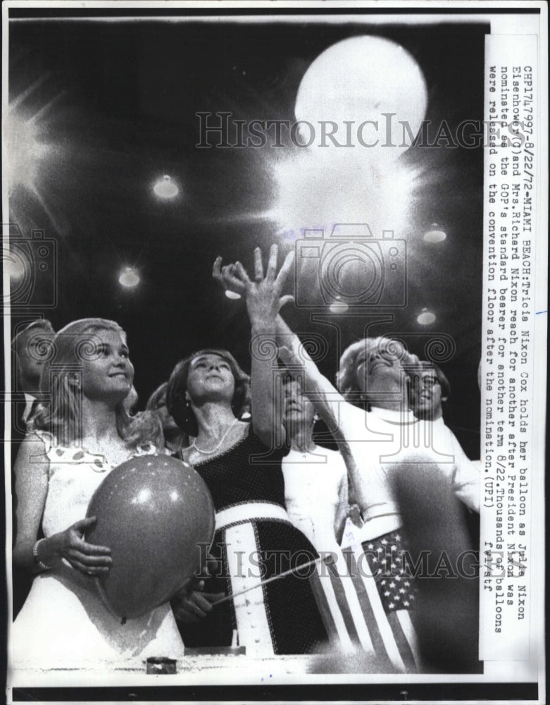 1972 Press Photo Mrs.Richard Nixon and Daughters celebrates father victory. - Historic Images