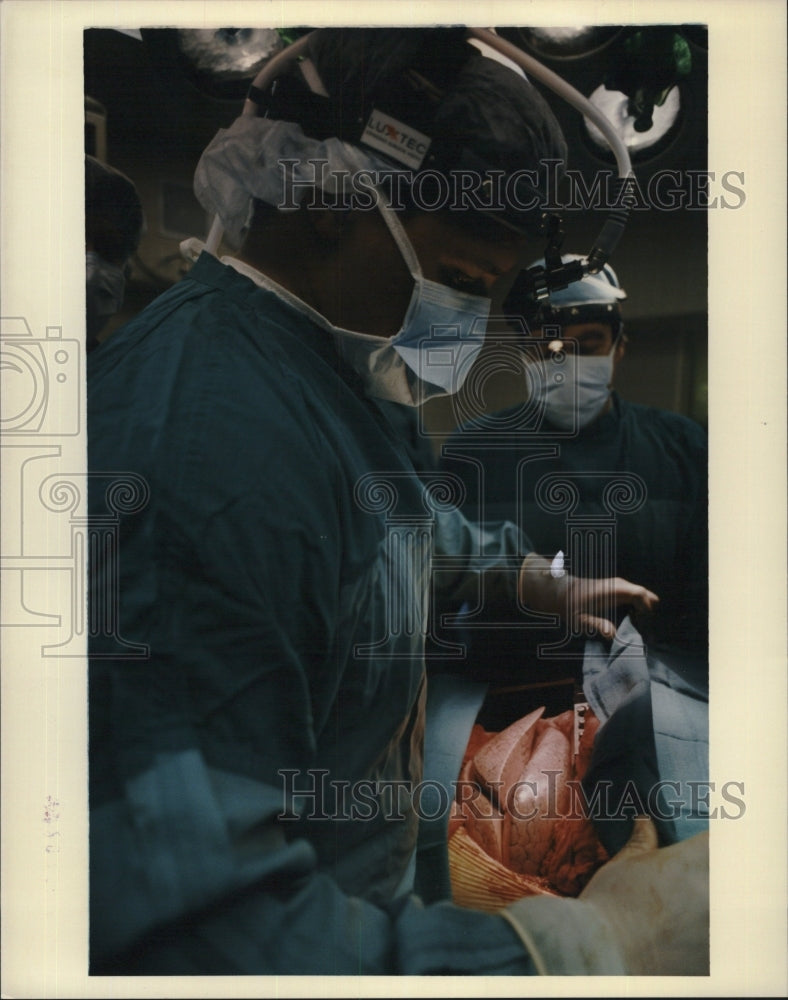 1995 Press Photo Dr. Higgins Performs a Lung Transplant Surgery - Historic Images