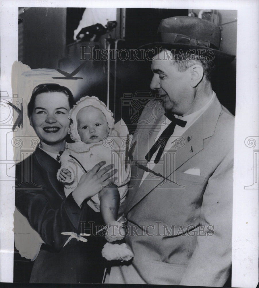 1952 American Comedian Ken Murray with wife and daughter Pamella. - Historic Images