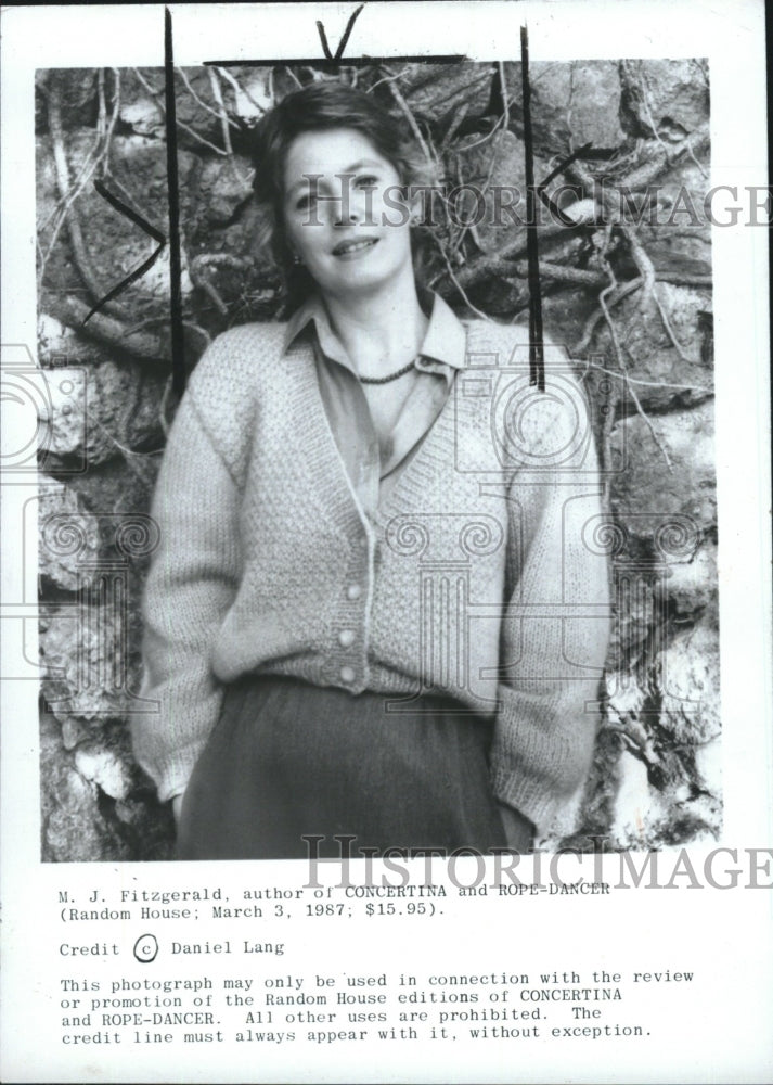 1987 Press Photo M.J. Fitzgerald, author of &quot;Concertina &amp; Rope Dancer&quot; - Historic Images