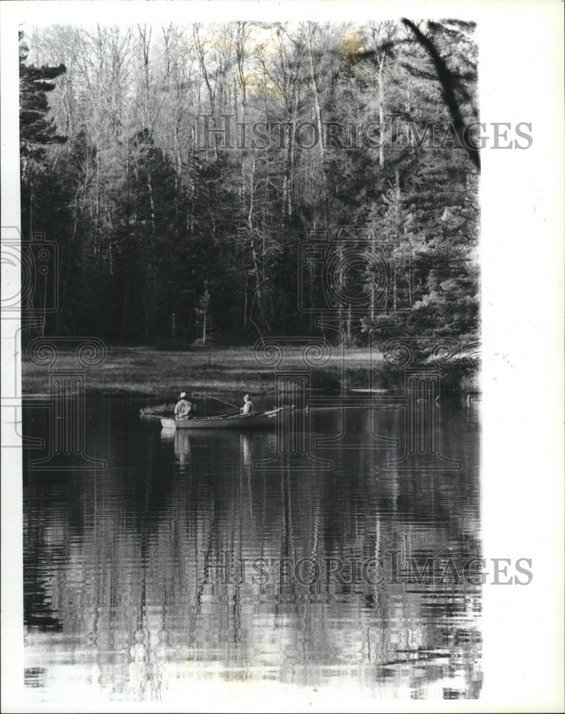 1980 Press Photo Fishing in Boat in Michigan - Historic Images