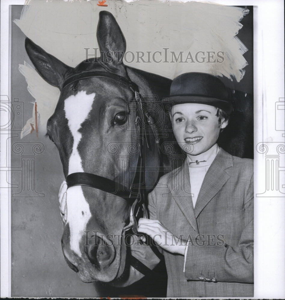 1961 Press Photo Socialite Judy Fireston at Madison Square Garden horseshow - Historic Images