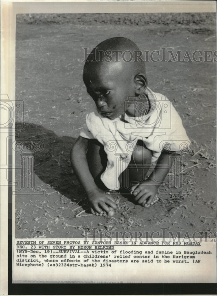 1974 Press Photo Staving child at Bangladesh relief center from floods - Historic Images